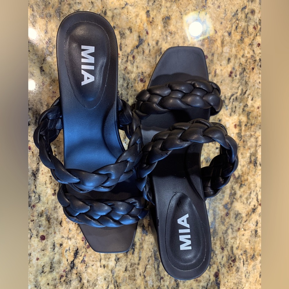 Black braided sandals!